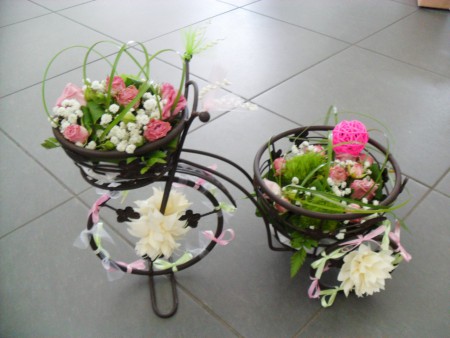 devant les mariés sur la table au repas